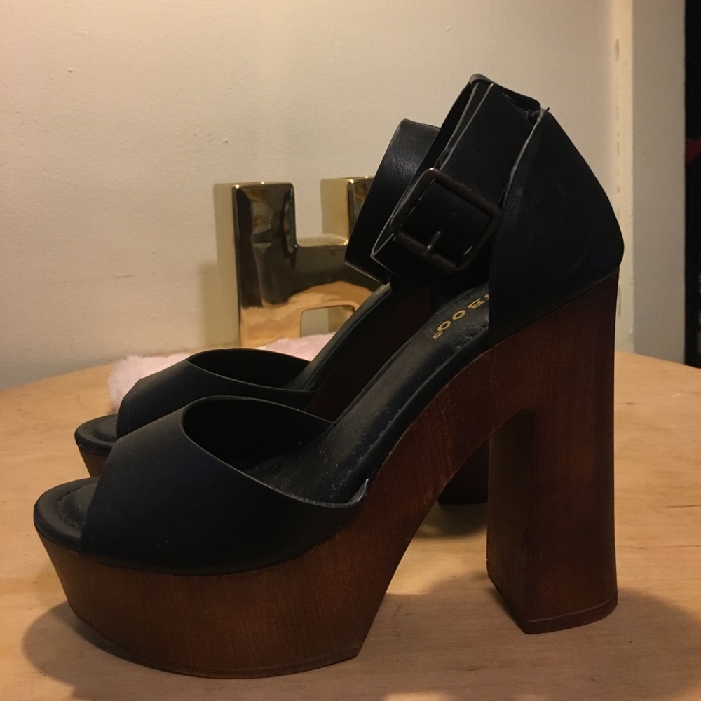NWOT Bamboo Chunky Heels